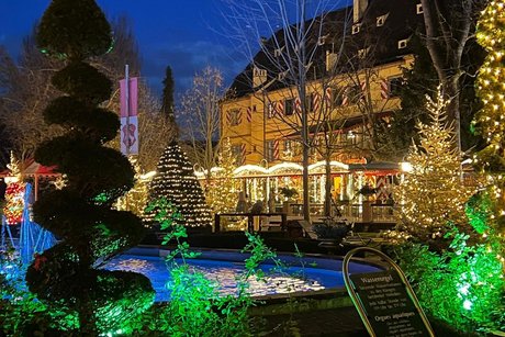 Weihnachtliche Dekoration, viele Lichter