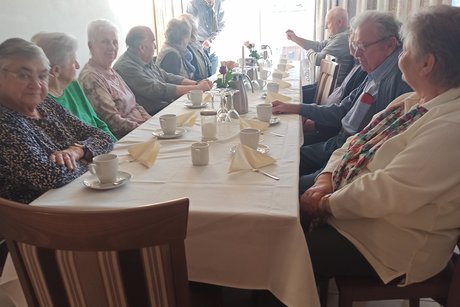 VdK Mitglieder an der Kaffeetafel