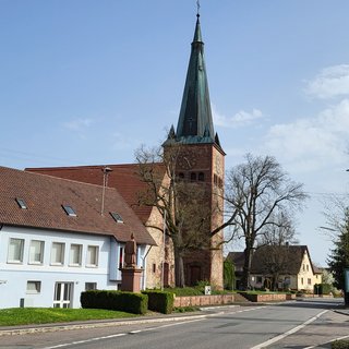 Das Bild zeigt die Auferstehungskirche in Nassig mit Rathaus u.Denkmal