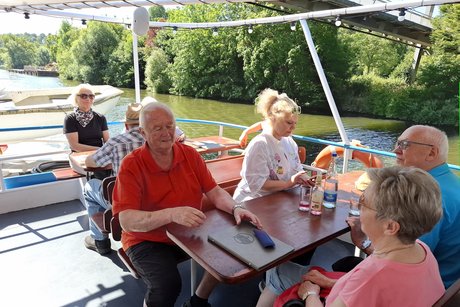 Reiseteilnehmer auf dem Schiffsdeck