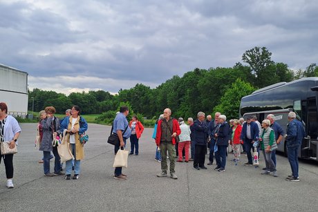 Gespanntes Warten vor der Paprikaplantage