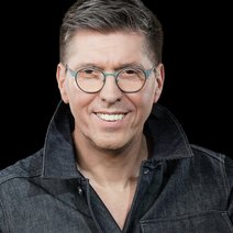 Lachender Mann mit Brille