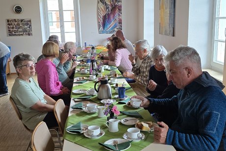 Geselliges Beisammensein bei Kaffee und Kuchen