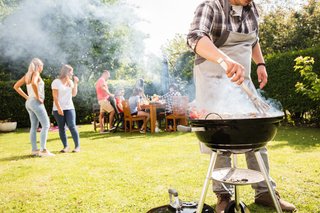 Gruppe beim Grillen