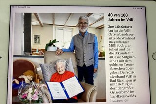 Der VdK-Ortsverbandsvorsitzende Winfried Riegelsberger gratuliert seinem Mitglied Frau Milli Bock zu ihrem stolzen 100. Geburtstag und übergibt ihr gleichzeitig die Urkunde für 40 Jahre treue Mitgliedschaft mit dem goldenen Treueabzeichen.