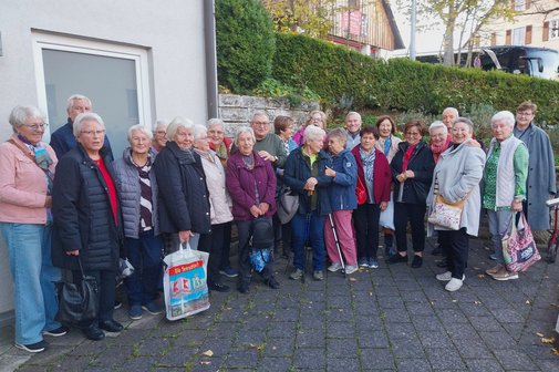 Besen Neipperg Eine Gruppe von etwa 25 älteren Menschen posiert für ein Gruppenbild.