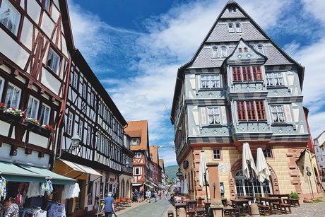 &Auml;ltestes Gasthaus Deutschland in Miltenberg ,links Gasse mit Fachwerkh&auml;usern