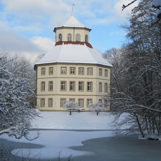 Das Wasserschloss Oppenweiler - ein einmaliges Rathaus in Mitten des Schlossparks. Gemeinde Oppenweiler