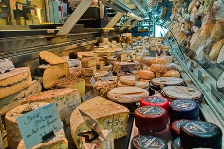 K&auml;sespezialit&auml;ten in der Markthalle von Colmar