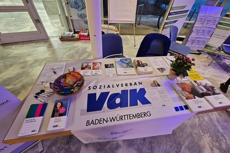 Der Informationsstand mit zahlreichen Brosch&uuml;ren des VdK
