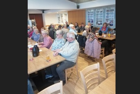 Das Bild zeigt die auf der anderen Raumseite sitzenden Teilnehmenden