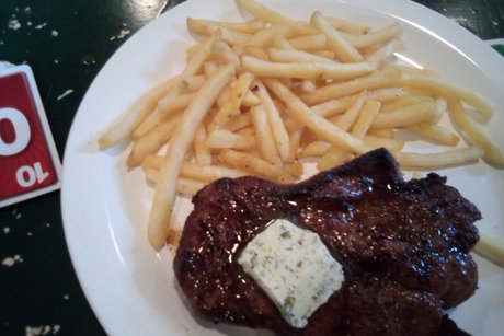 Bild zeigt einen Teller mit Pommes und 2 Schweinesteak