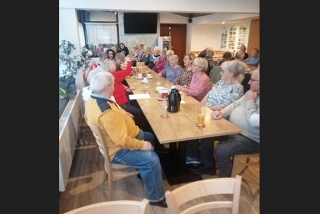 Das Bild zeigt die Teilnehmer im angeregten Austausch