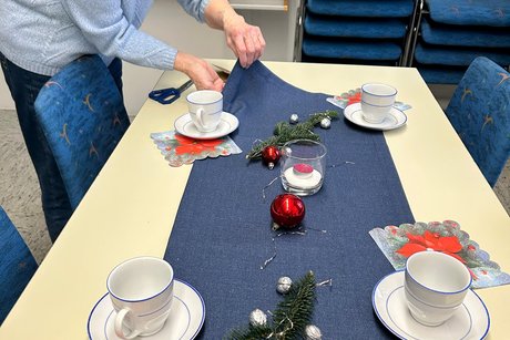 Dekorieren der Tische Ursula mit der Deko