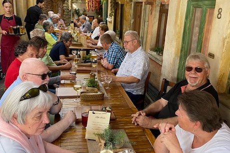 Die ganze Ausflugsgruppe hat Hunger