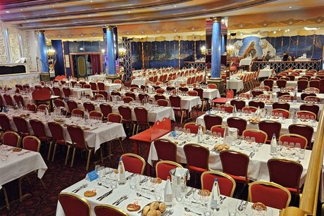 Gro&szlig;er geschm&uuml;ckter Saal der Royal Palace Music Hall mit gedeckten Tischen