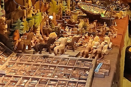 Stand mit Holzgefertigtem auf dem Mittelaltermarkt Pforzheim