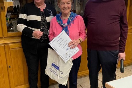 Anni Rosenau wird f&uuml;r 25j&auml;hrige Mitgliedschaft geehrt