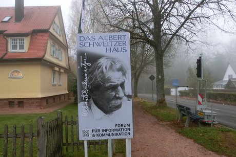 Vor dem "Albert-Schweitzer-Haus" in Königsfeld.