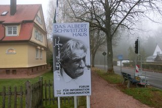 Vor dem "Albert-Schweitzer-Haus" in Königsfeld.