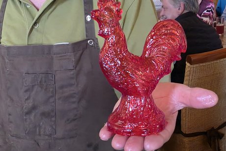 Herr Stehle zeigt uns den fertig gegossenen Zucker-Hahn
