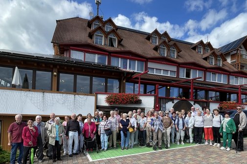 Personen stehen vor dem Hotel