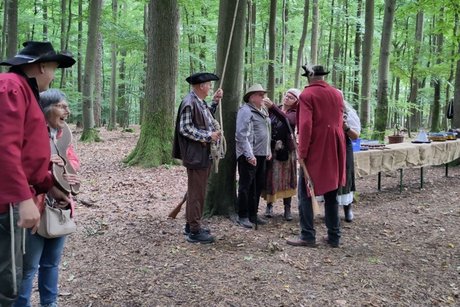 Das Bild zeigt uns bei einem &Uuml;berfall der Spessartr&auml;uber auf unsere Gruppe (aufgrund der l&auml;chelnden Gesichter war die Angst dann aber doch nicht so gro&szlig;)