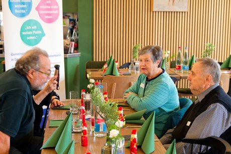 Besucher der Weihnachtsfeier im Gespr&auml;ch