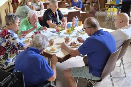 bei Kaffee, Kuchen und netten Gespr&auml;chen