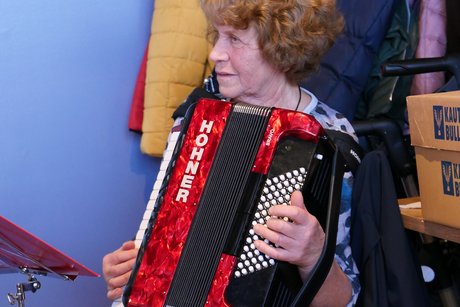 Unsere Musikern, Frau Schmidgall Das Bild zeigt unsere Musikerin, Frau Schmidgall