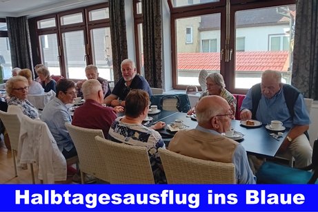 Bild zeigt eine Übersicht ins Lokal in dem Personen beim Kaffeenachmittag sitzen