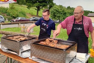 Die Grillmeister Günther Betz und Leon Vorholzer konzentriert im Einsatz