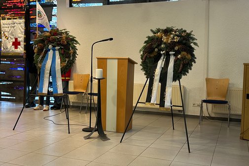 Kr&auml;nze von der Stadt Wernau und dem VdK- OV Wernau