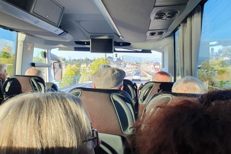 Im Bus &uuml;ber die K&ouml;&uuml;fe der Fahrg&auml;ste nach vorne fotografiert, wir fahren nach seelisberg.