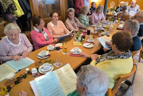 Besucher beim Kaffeeklatsch