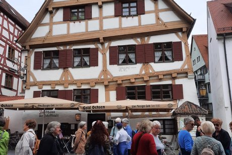 Ein Teil der Ausflugsgäste vor dem Gasthaus "Zunfthaus der Schiffsleute"