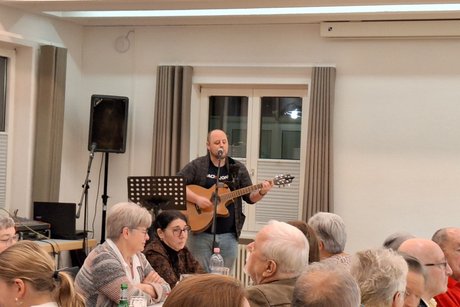 Moderator und Sänger Christopher Stimson