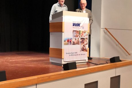 Winter-/Adventsfeier 2025 - Vorstandsmitglied Michael M&uuml;ller und alle G&auml;ste stimmten ein Geburtstagsst&auml;ndchen f&uuml;r Hubert Kusche an