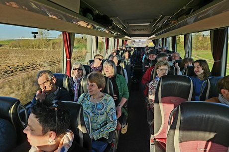 Im vollbesetzten Reisebus interessierte und heiter Stimmung