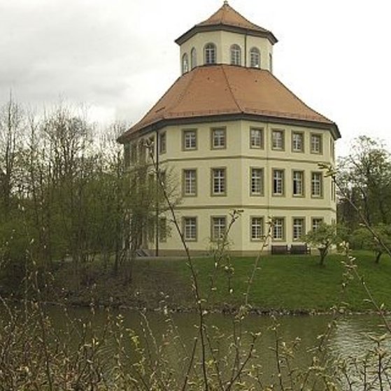 Das Wasserschloss Oppenweiler - ein einmaliges Rathaus in Mitten des Schlossparks. Gemeinde Oppenweiler