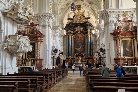 Im Inneren der barocken Wallfahrtskirche mit Blick vom hinteren Bereich in das Kirchenschiff, wei&szlig;-goldene Ausstattung und reich verzierte Gem&auml;lde.