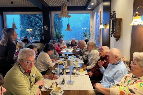 Viele &auml;ltere Menschen, die Fr&ouml;hlich zusammen sitzen bei Kaffee und Kuchen