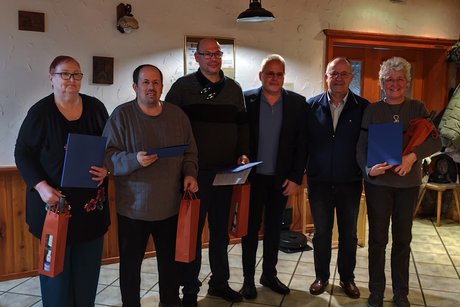 Ein Gruppenfoto der geehrten Mitglieder