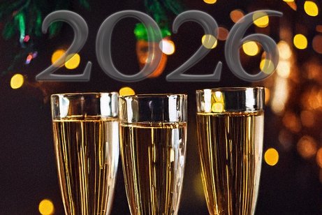 Festives Bild mit Sektgl&auml;sern und der Jahreszahl 2026