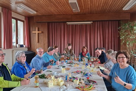 Mitglieder in der Bastelrunde f&uuml;r Ostern