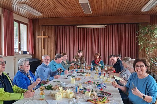 Mitglieder in der Bastelrunde f&uuml;r Ostern