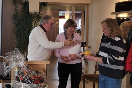 die ausscheidende Frauenvertreterin bekommt ein Kleines Präsent