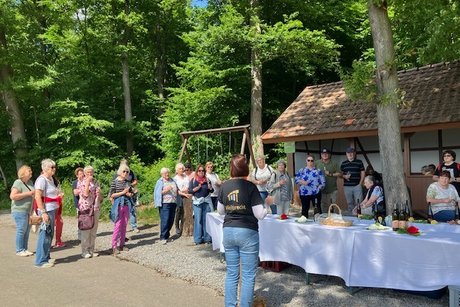 Teil der Ausflugsg&auml;ste bei der Weinverkostung im Weinberg