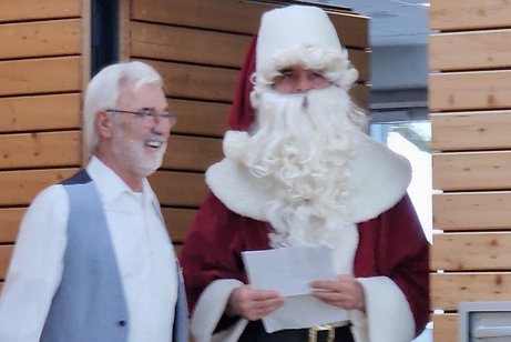 Der Orsvorsitzende des OV Bad Säckingen führt den Nikolaus in die Flößerhalle