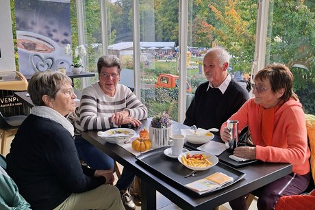 VdK'ler beim K&uuml;rbissuppe essen